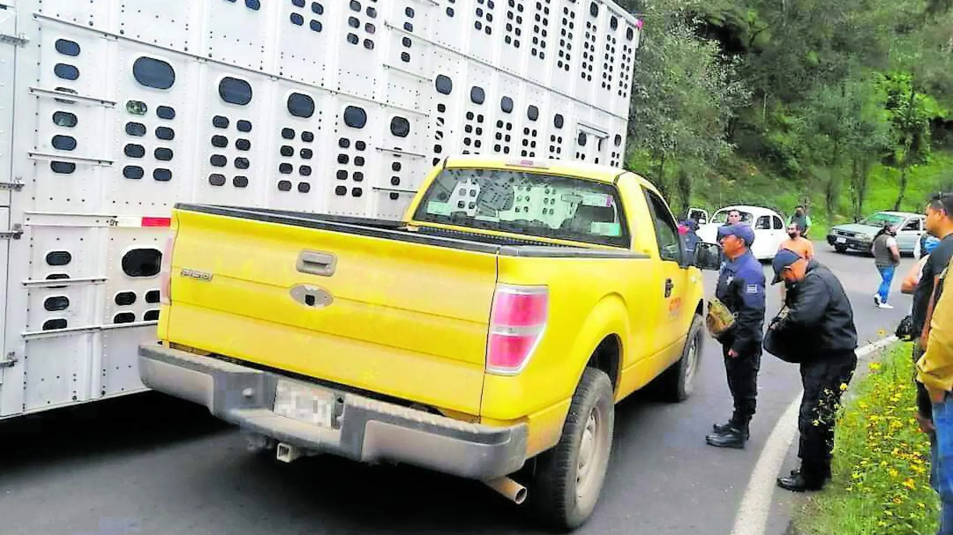 Trailer impacta camioneta Geologico_CMYK